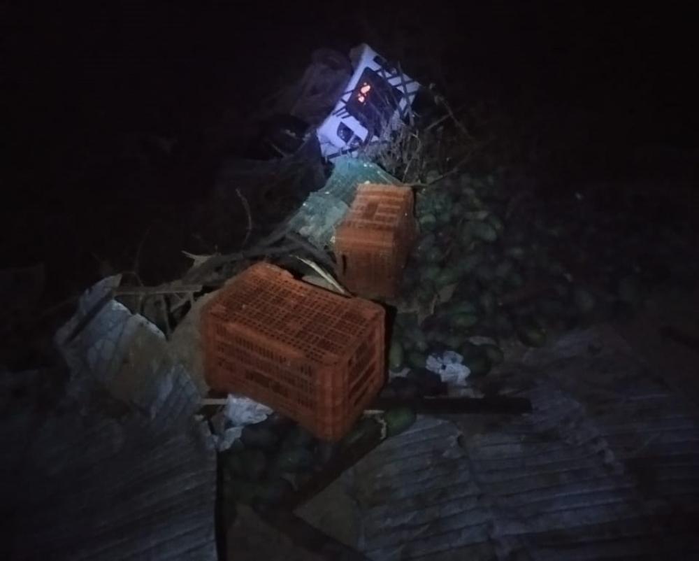 Caminhão cai em ribanceira na Serra das Almas, entre Livramento e Rio de Contas