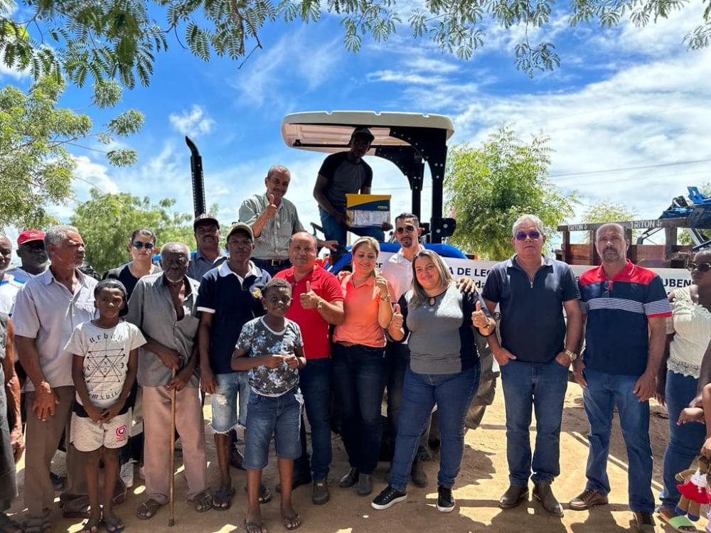 Deputada Ivana Bastos comemora entrega de trator em Palmas de Monte Alto