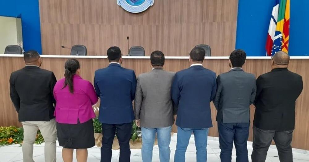 Em ato simbólico, vereadores de Brumado viram as costas para o prefeito