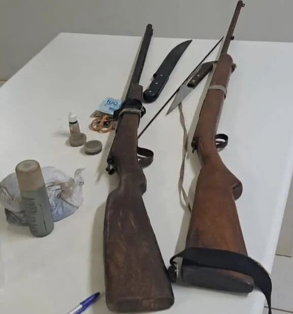 PM apreende espingardas após disparo durante briga familiar em Tanque Novo