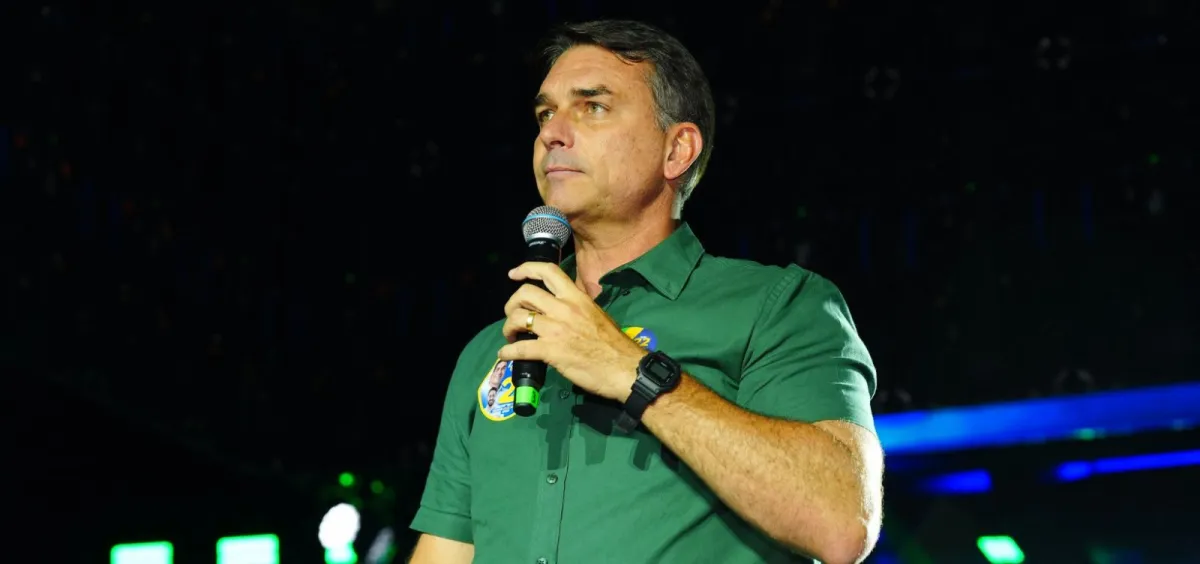 Flávio Bolsonaro deixa o Brasil rumo aos Estados Unidos, diz coluna