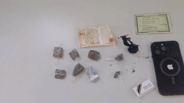 Homem é preso suspeito de tráfico de drogas no bairro Alto Caiçara, em Guanambi