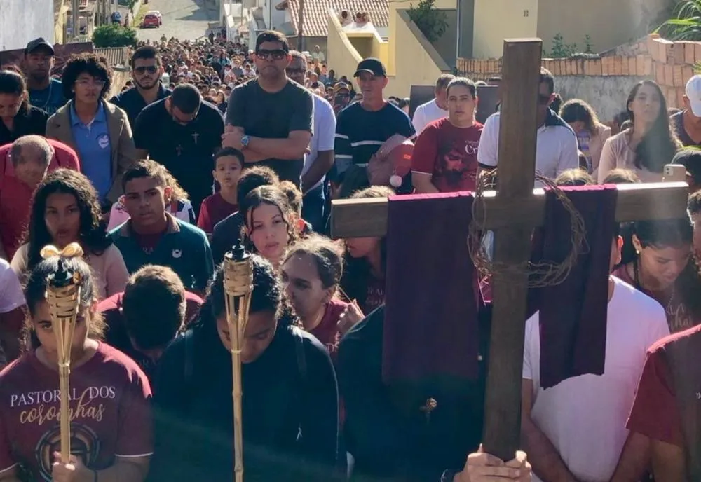 Multidão de fiéis participa da Caminhada Penitencial ao Cruzeiro em Caetité