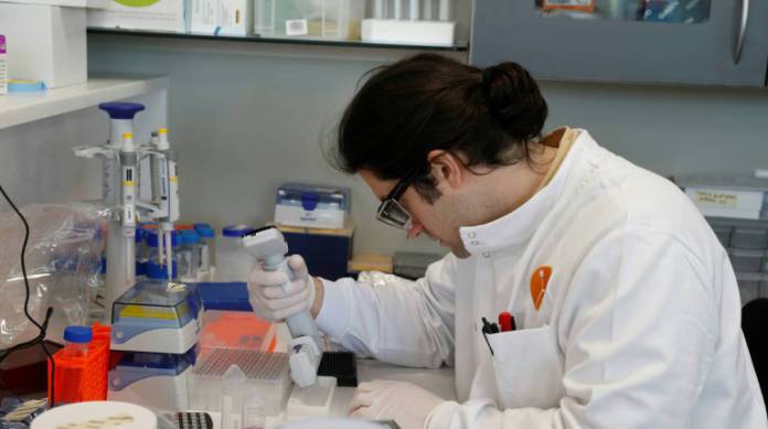 Vacina contra covid-19 avança na universidade de Oxford
