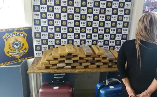 Sudoeste baiano: PRF apreende 50 kg de droga com mulher em ônibus de turismo