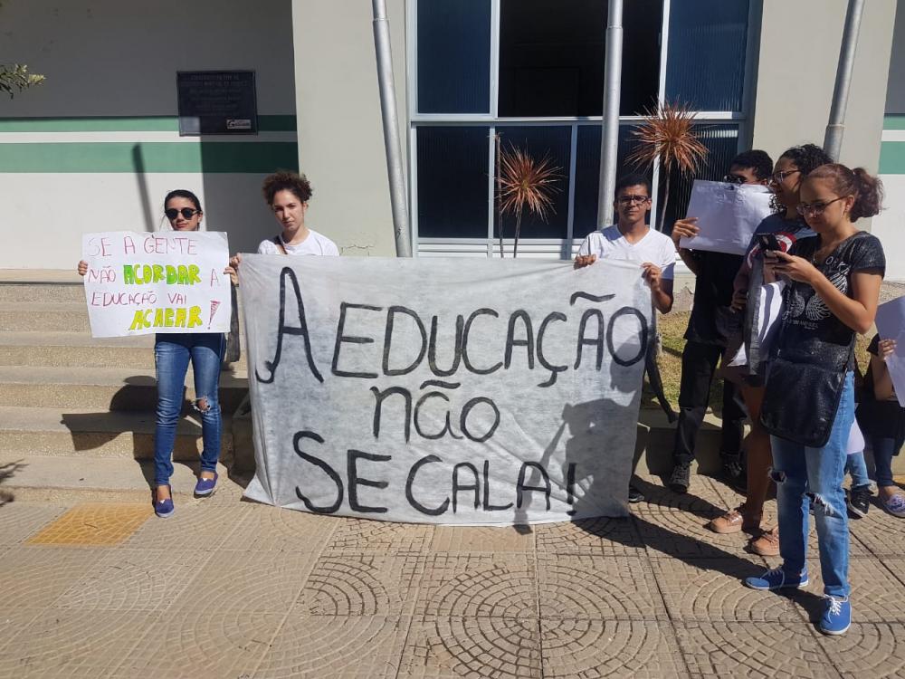 Guanambi: Em protesto, profissionais da Educação defendem a educação pública, buscam reajuste salarial e valorização da categoria 