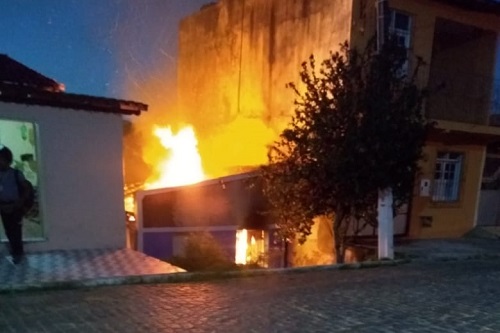 Ipiaú: homem mata filho de 18 anos e depois toca fogo em casa