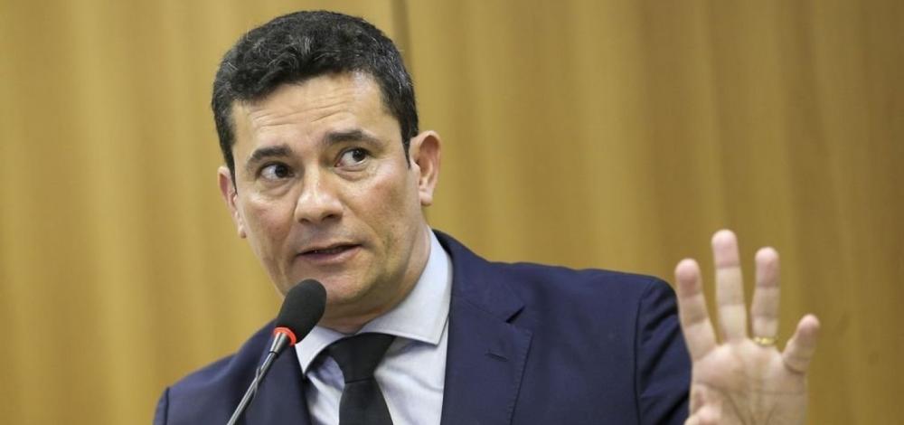 No cargo há dois meses, Moro recua e sofre derrotas após ordens de Bolsonaro