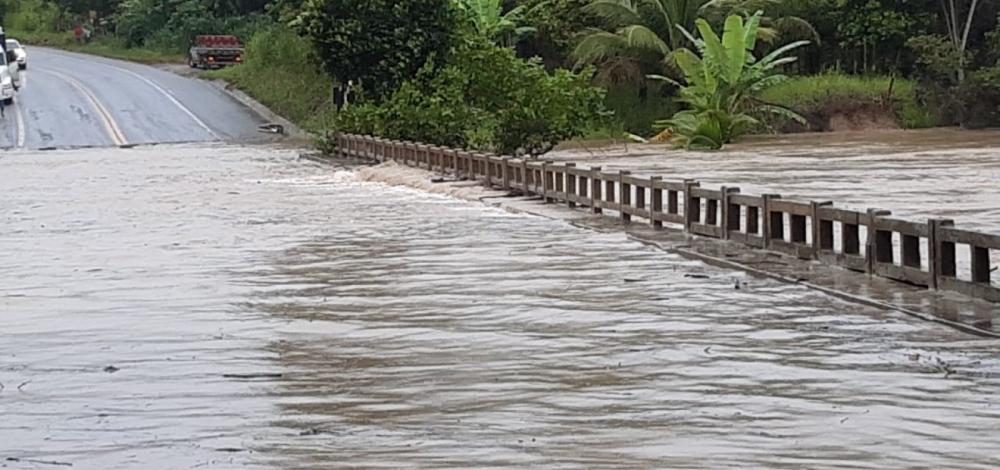 Chuvas no interior do estado geram interdições em trechos da BR-101