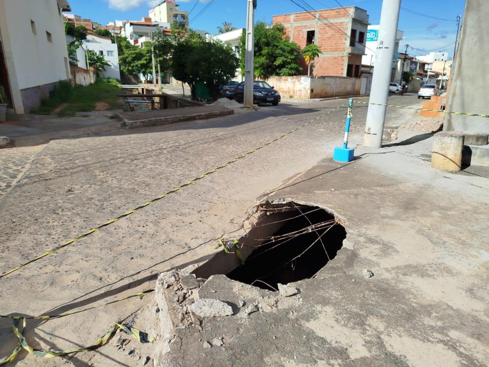 Buraco em passarela na Praça da Barriguda cresce com as chuvas e preocupa moradores em Caetité