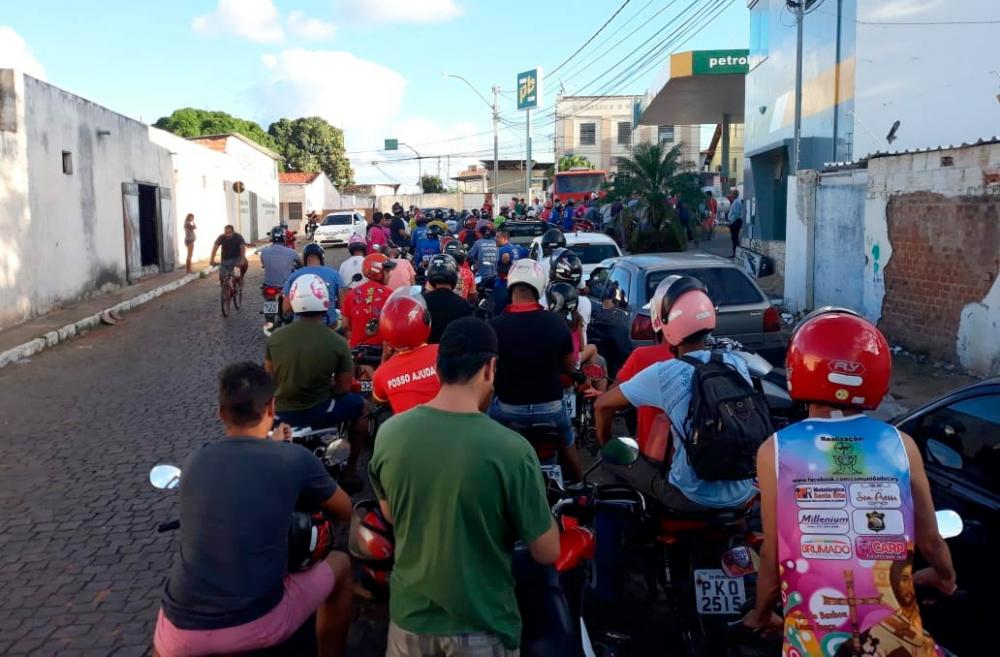 Posto de combustíveis em Brumado recebe gasolina; grande fila se forma no local 
