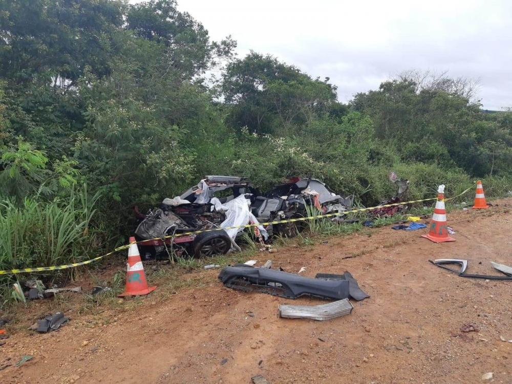 Quatro morrem após batida entre carro e caminhão no sudoeste da Bahia