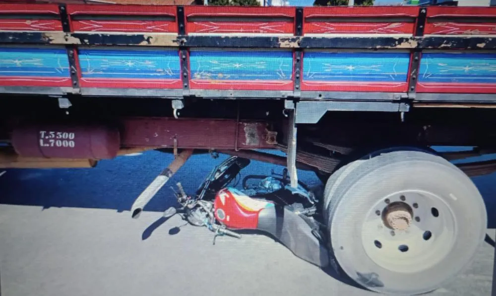 Motociclista fica embaixo de caminhão após acidente em avenida de Guanambi