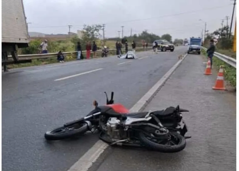 Motociclista morre após bater de frente com carreta na BR‑116, em Vitória da Conquista