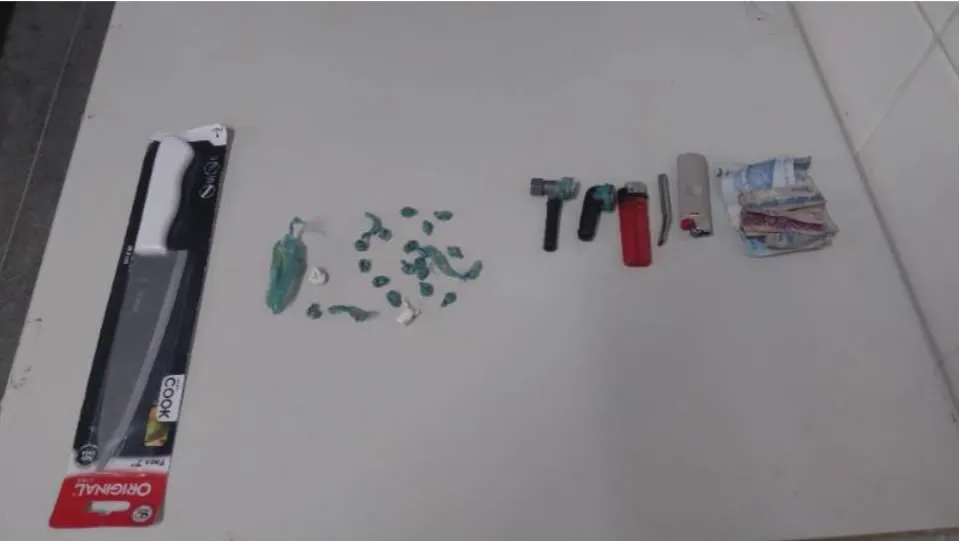 Homem é preso por suspeita de tráfico de drogas durante operação da PM em Guanambi