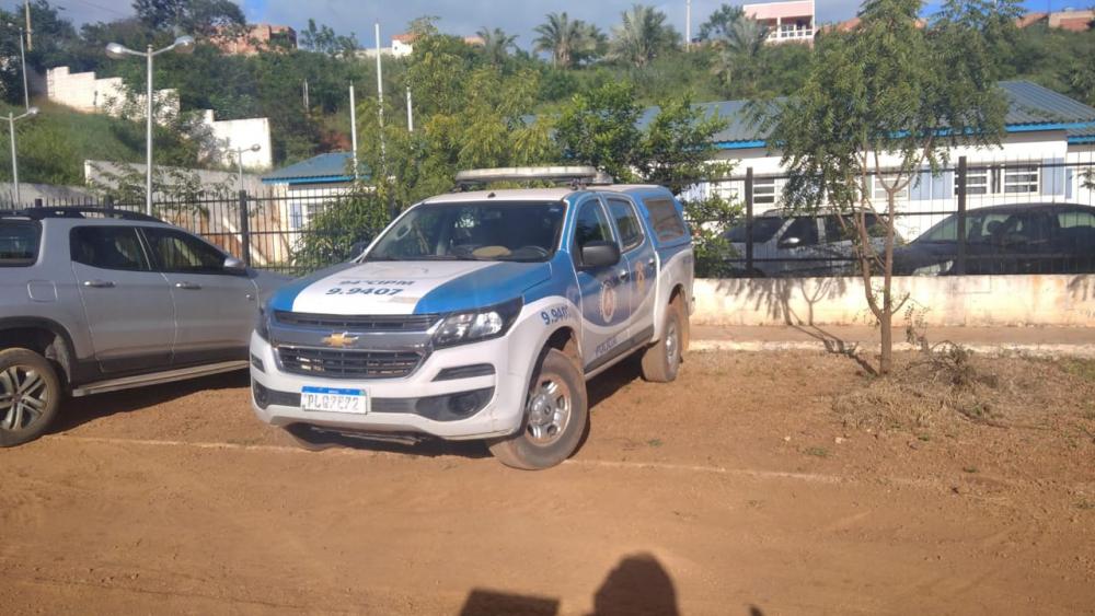 Dupla armada rouba celular de transeunte no bairro Prisco Viana, em Caetité