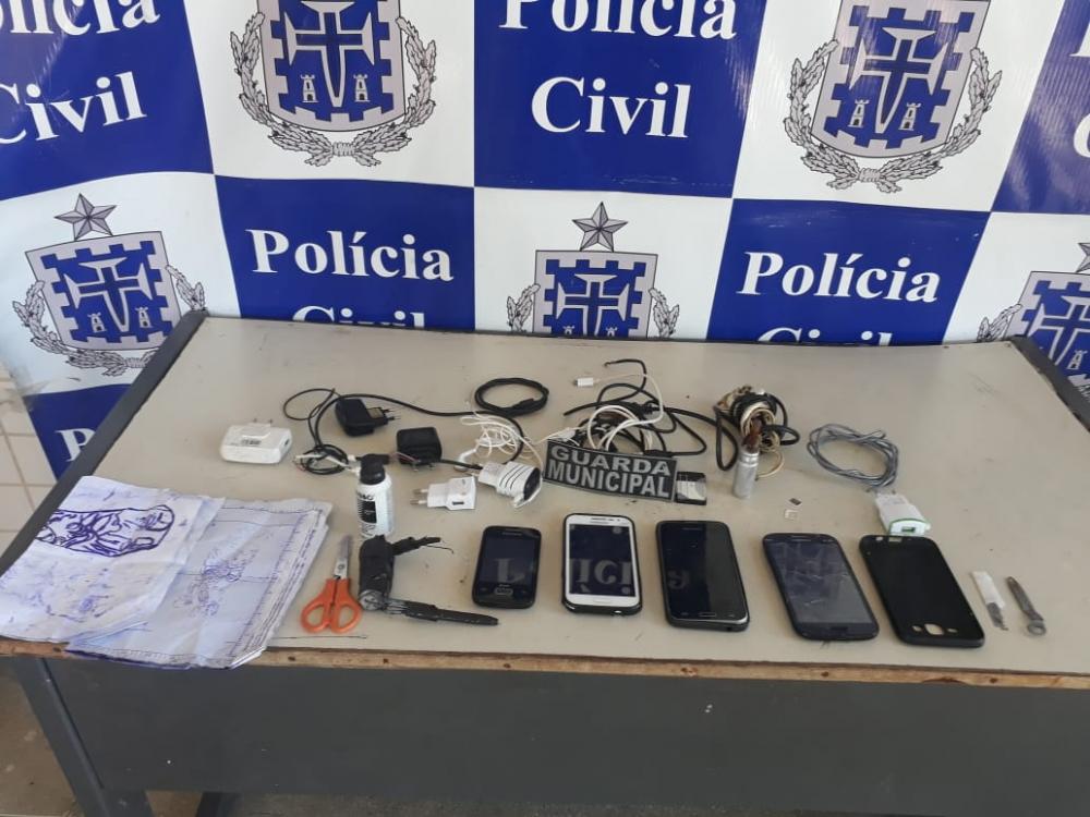 Operação da Polícia Civil apreende celulares na cadeia de Carinhanha