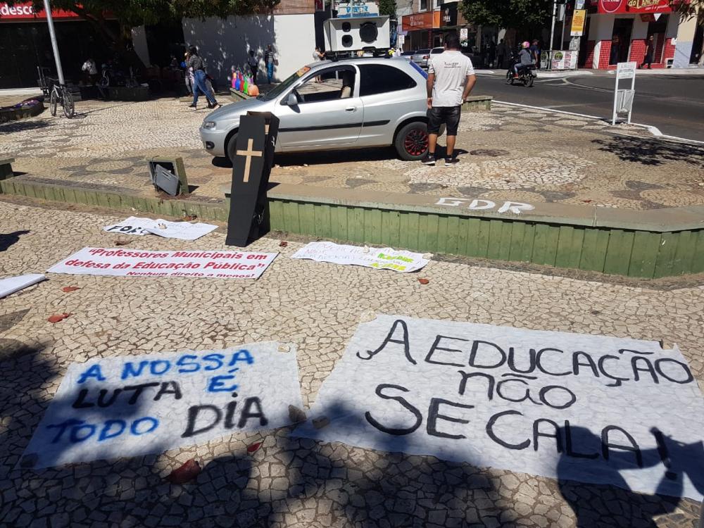 Guanambi: Em protesto, profissionais da Educação defendem a educação pública, buscam reajuste salarial e valorização da categoria 