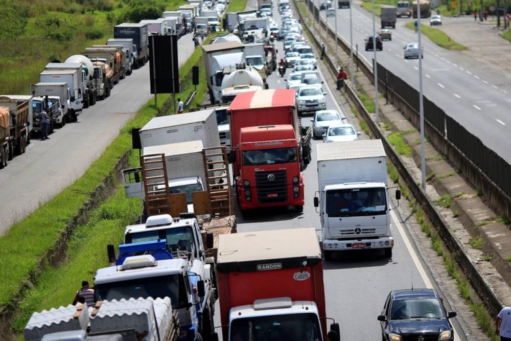 Caminhoneiros prometem greve no dia 1º se preço do diesel não baixar