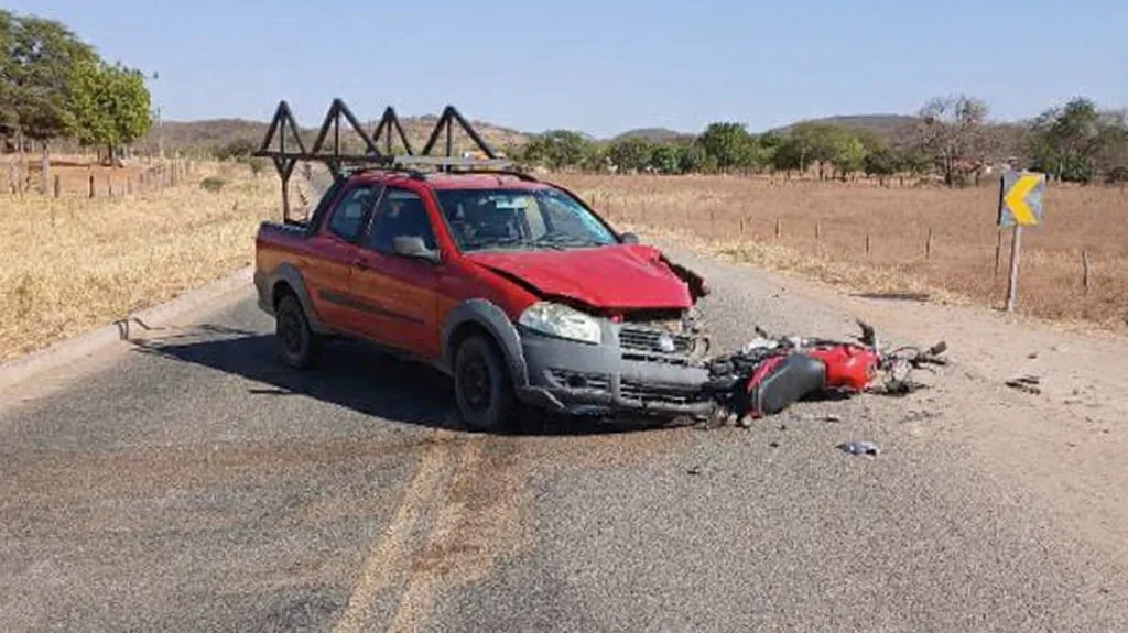 Colisão entre carro e moto deixa dois homens feridos em Candiba