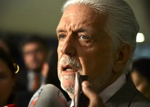 Jaques Wagner anuncia processo contra revista Veja por reportagem que associa PT ao Master