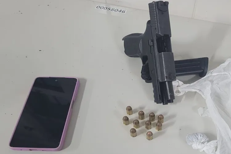 Homem é preso com arma e drogas em ônibus na BR-030, em Caetité