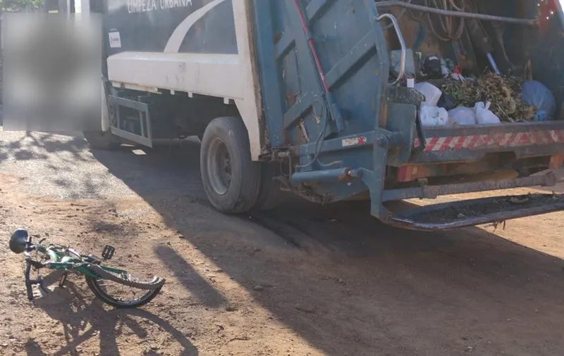 Menino é atropelado por caminhão de lixo enquanto andava de bicicleta em Guanambi