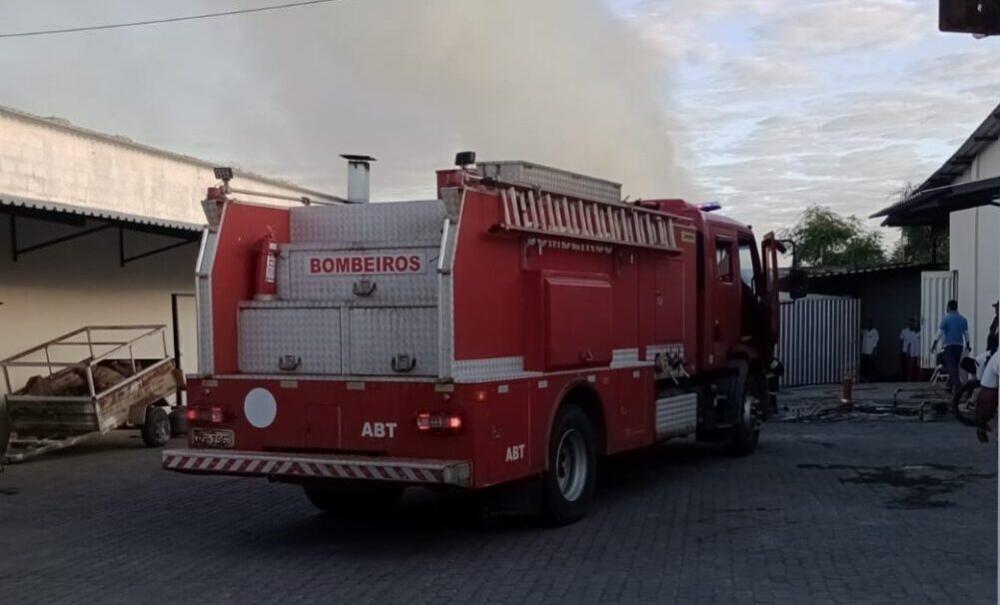 Fogo destrói depósito de lenhas em fábrica de alimentos no Parque Industrial de Guanambi
