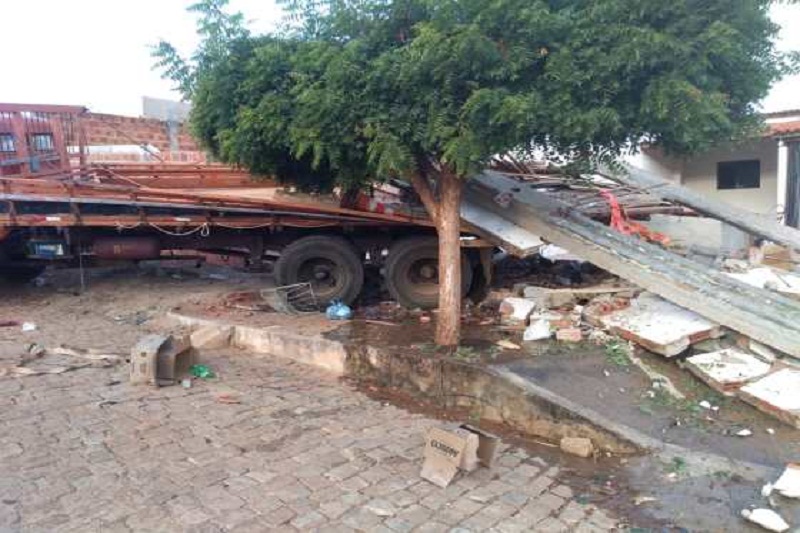 Caminhão desgovernado atinge muro de casa na cidade de Brumado