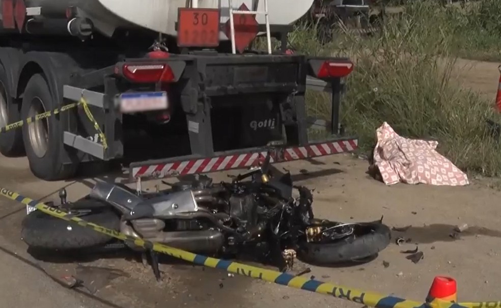 Região: motociclista atropela uma pessoa, bate em fundo de carreta e morre