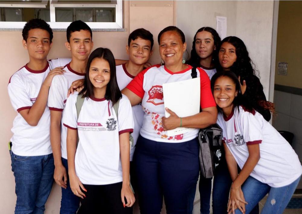 Prefeitura de Igaporã distribui 2 mil fardas para alunos da Rede Municipal 