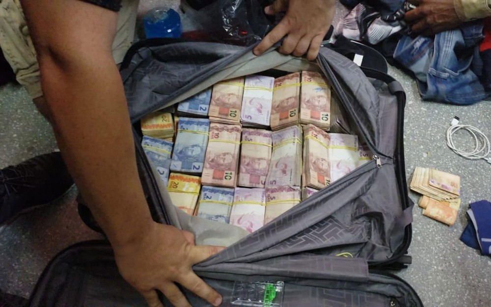 Bahia: seis homens são presos em aeroporto com malas de dinheiro roubado