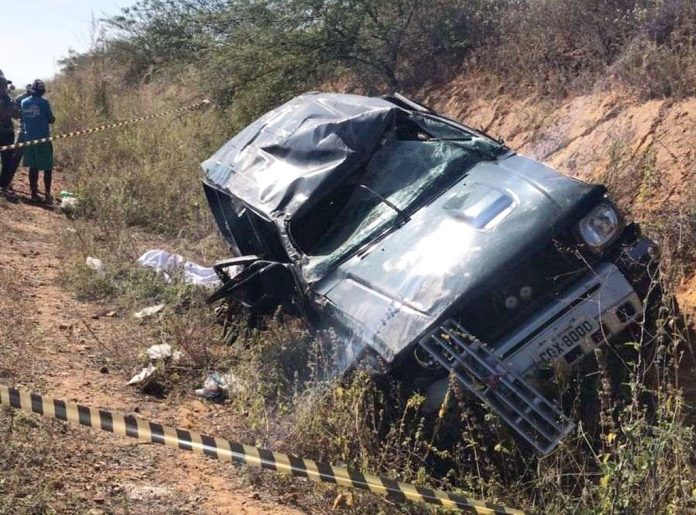 Botuporã: Capotamento na BA-156 resulta em três mortes