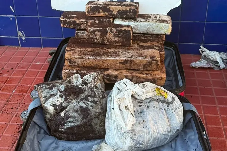 PRF apreende 13,7 kg de cocaína escondidos em mala com pó de café em Jequié