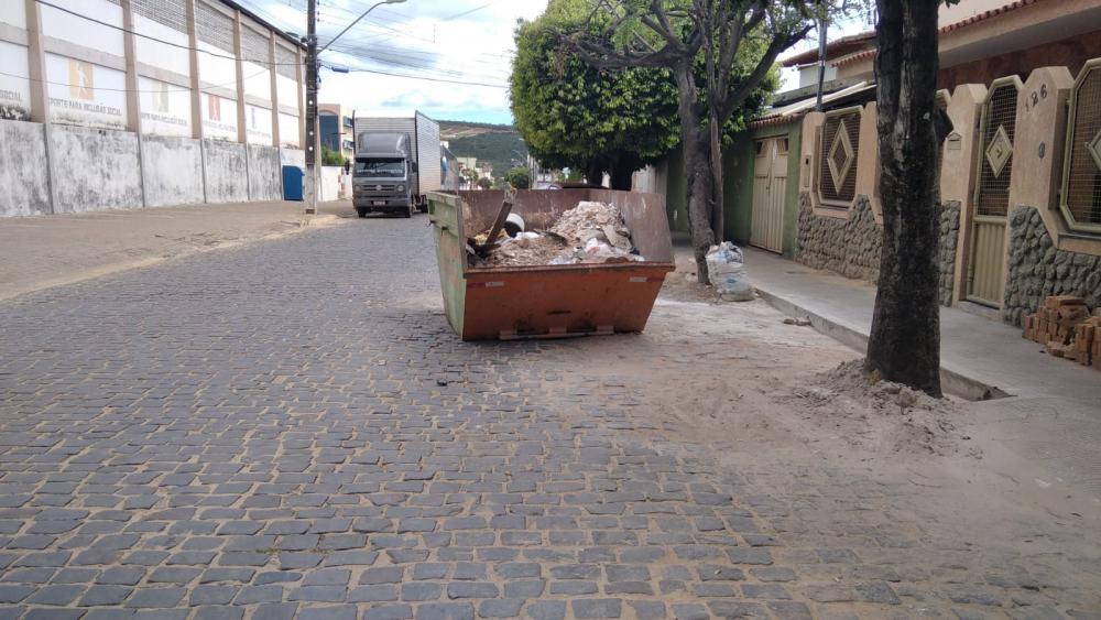 Caetité: Papa-entulho na Avenida Anísio Teixeira obstrui via e pode causar acidente 