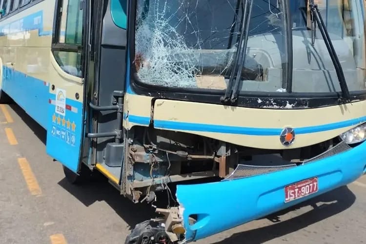 Motociclista morre após colisão com ônibus em Paramirim