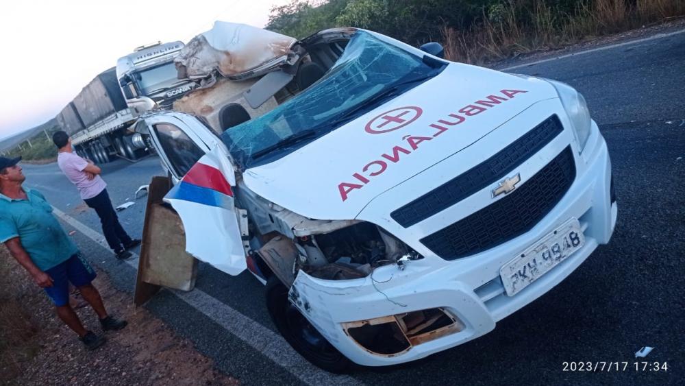 Colisão entre ambulância e caminhão deixa duas mulheres feridas na BR-430, em Igaporã
