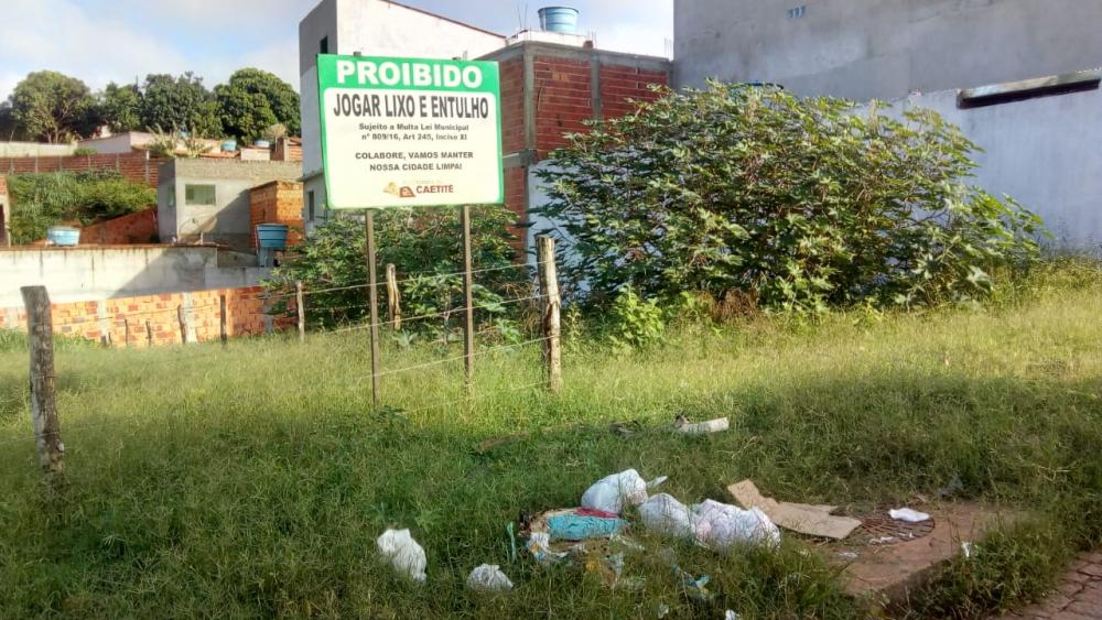 Caetité: Moradores ignoram placa e lei municipal, e jogam lixo em local proibido 