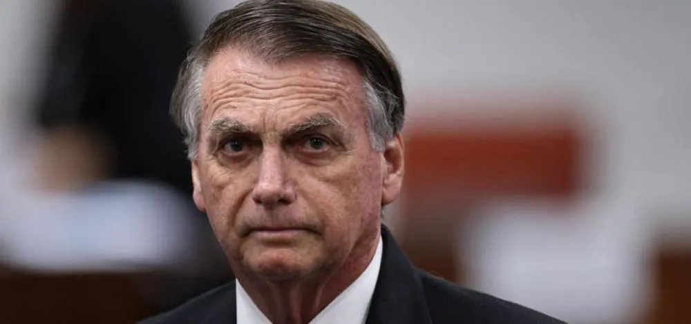 Bolsonaro recebe alta e segue para prisão domiciliar
