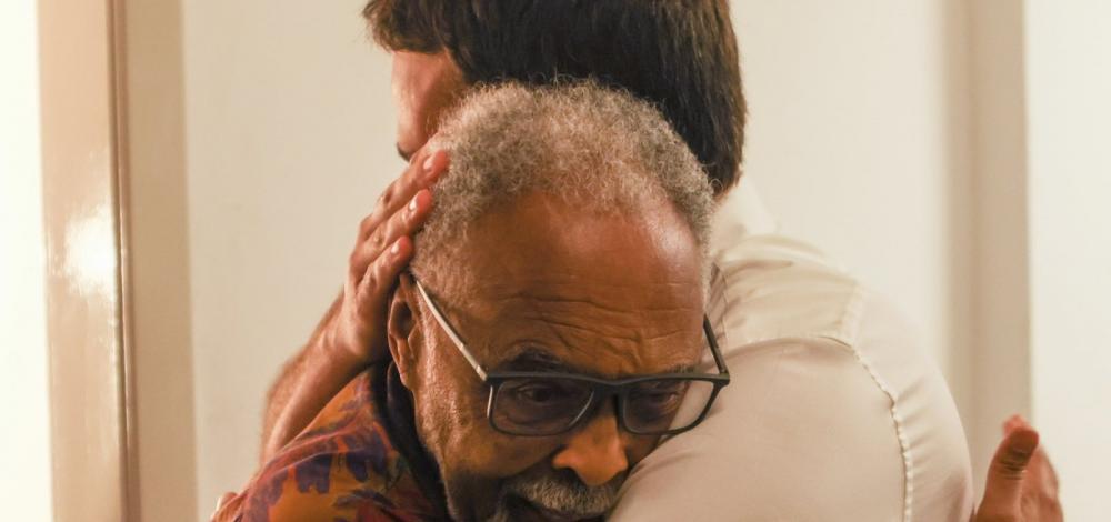 Governador do RS pede desculpas a Gil por ataques de vereador a baianos