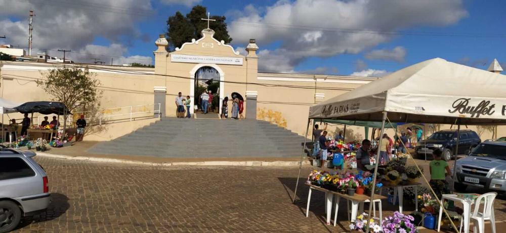 Dia de Finados: parentes e amigos prestam homenagens em cemitérios de Caetité