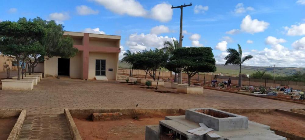 Dia de Finados: parentes e amigos prestam homenagens em cemitérios de Caetité