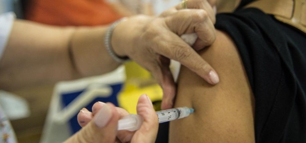 Campanha de vacinação contra gripe será prorrogada, diz ministro
