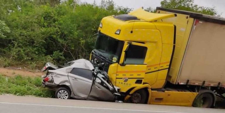 Região: Grave acidente envolvendo carro de passeio e caminhão resulta na morte de quatro pessoas
