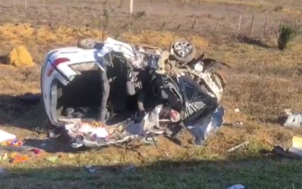 Acidente automobilístico na BR-116 resulta em duas mortes e duas pessoas ficam gravemente feridas