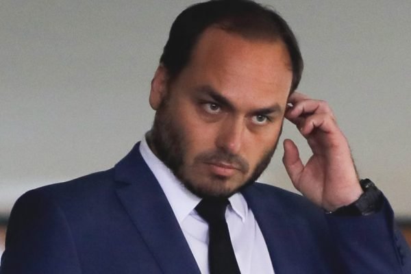 Em investigação por funcionários fantasmas, Carlos Bolsonaro tem sigilos quebrados