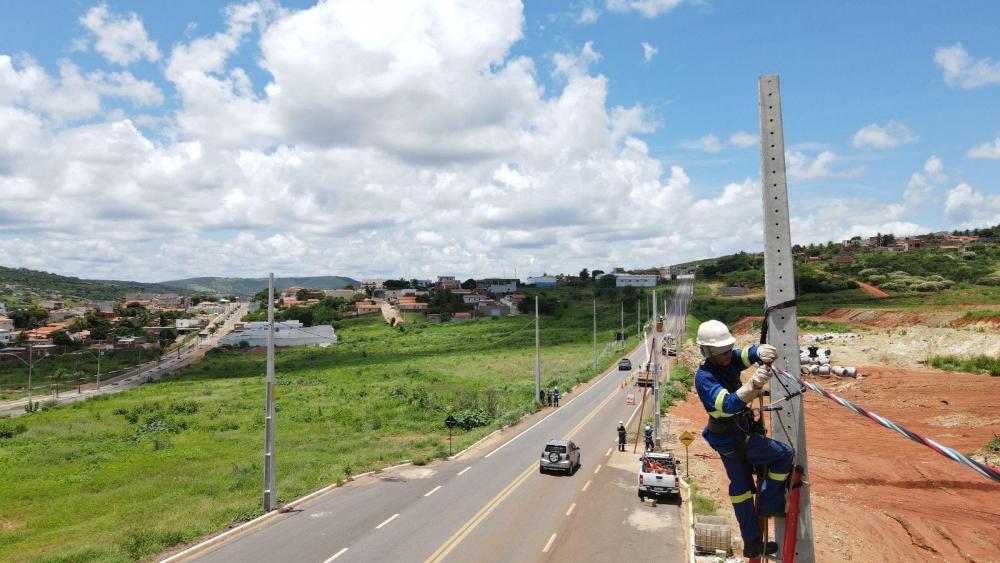 Ivana Bastos e Warlei conquistam iluminação pública na BR 122 a entrada de Urandi