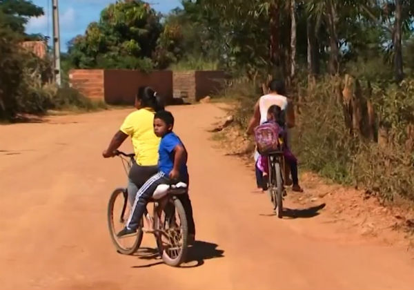 Vitória da Conquista: famílias percorrem 2 km a pé ou de bicicleta para levar crianças à escola