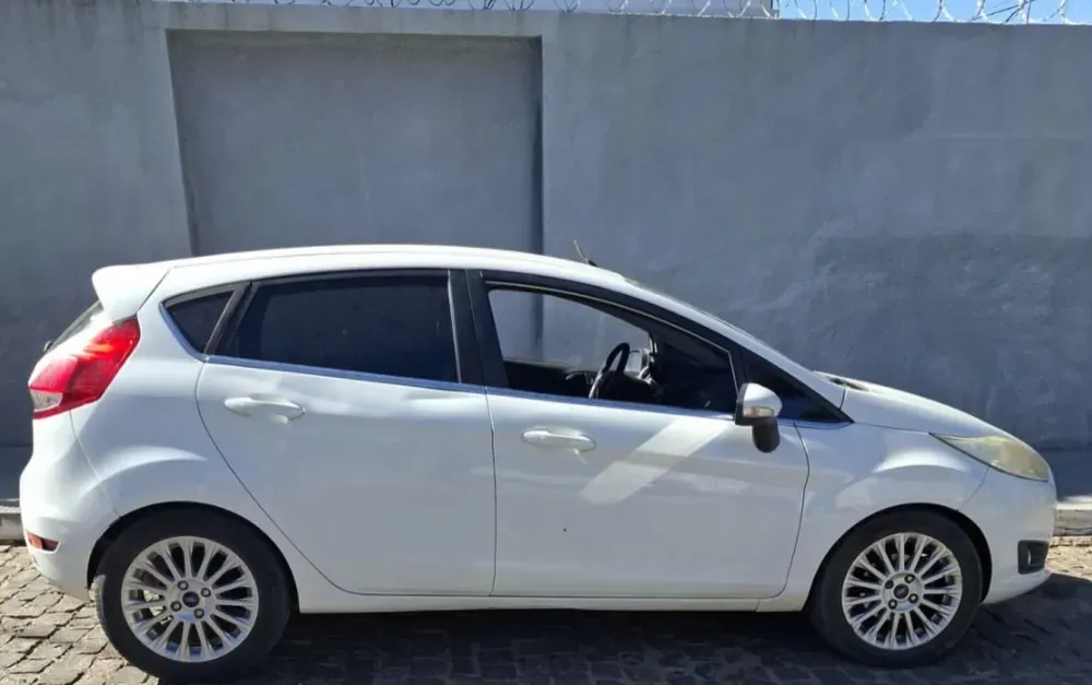 Carro com restrição de furto é encontrado sem placas em Brumado