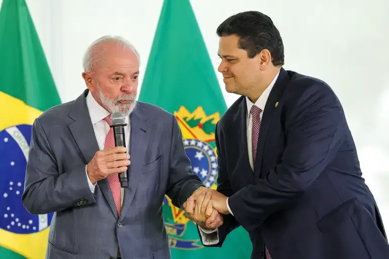 Alcolumbre quer reunião com Lula após derrota no Senado
